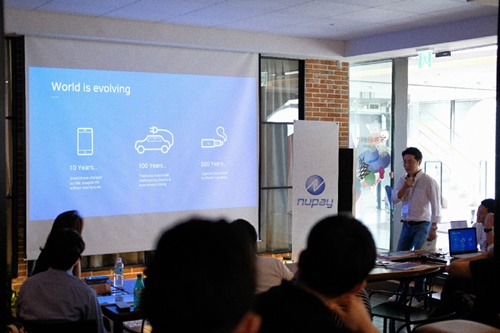 누페이코리아 관계자가 베트남 블록체인 데이 행사에 참석해 자사의 간편결제 프로세스를 설명하고 있다. [사진=누페이코리아]