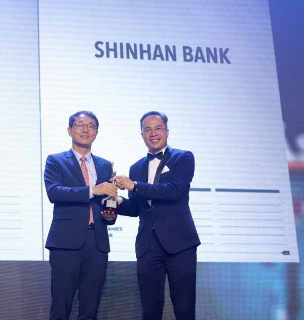 신한베트남은행이 HR아시아의  ‘2019 Best Asian Workplace상(일하기 좋은 직장)’ 수상자로 선정됐다. 신동민 은행장(왼쪽)이 상패를 들고 기념촬영을 하고 있다.