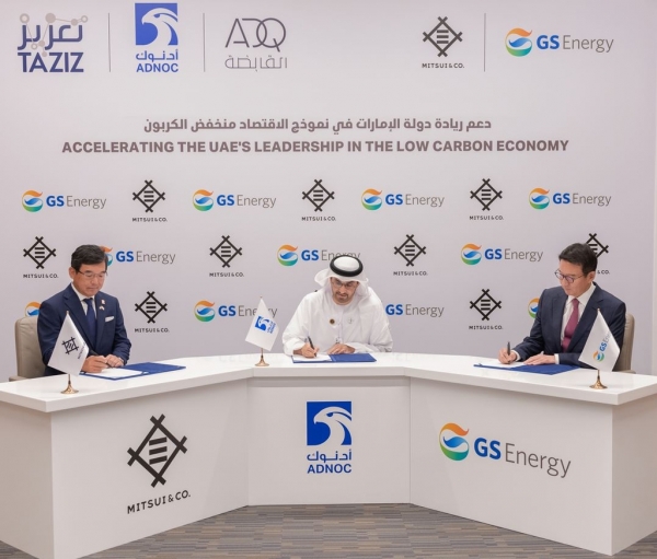 허용수(오른쪽) GS에너지 사장, 술탄 알 자베르 ADNOC 총재(가운데), 나카가와 미쓰이 중동대표가 아부다비국영석유회사(ADNOC)에서 열린 블루 암모니아 개발사업자 선정행사에서 체결서에 서명하고 있다. (사진=GS에너지)