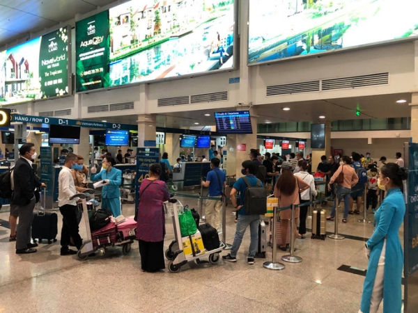 올해 베트남 전국 공항의 국제선 이용객은 1000만여명으로 코로나19 사태 이전인 2019년의 24% 수준으로 예상된다. (사진=nguoi lao dong)