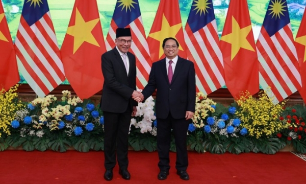 Malaysian PM Anwar Ibrahim (L) shakes hands with his Vietnamese counterpart Pham Minh Chinh in Hanoi, July 20, 2023. Photo by (사진=VnExpress/Giang Huy)