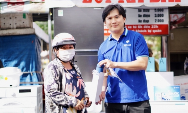 An employee of MFast gives a gift to a person in southern Binh Duong Province. Photo courtesy of MFast