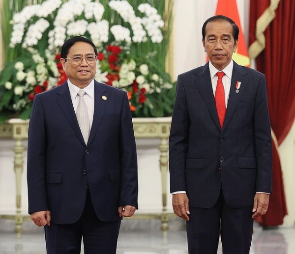 팜 민 찐 베트남 총리(왼쪽)와 조코 위도도 인도네시아 대통령이 기념사진을 촬영하고 있다. (사진=thanhnien/Nhat Bac)