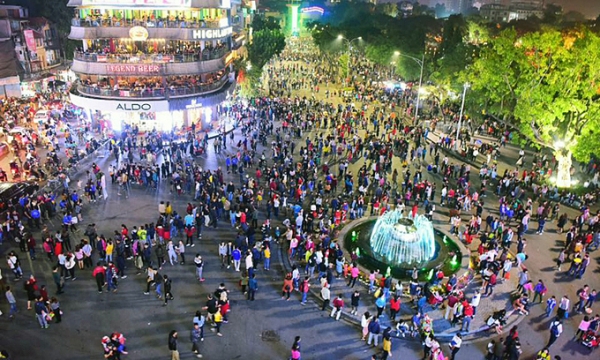 Crowds of people at the walking area near Sword Lake in Hoan Kiem District, Hanoi. Photo by VnExpress/Giang Huy