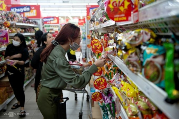 2023년 6월 호치민시 고밥지구 슈퍼마켓에서 사람들이 물건을 선택하고 있다. 사진: 탄퉁(Thanh Tung)