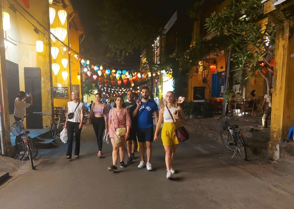 호이안 올드쿼터를 걷고있는 외국인관광객들. 호이안시는 1999년 도시 전체가 유네스코 세계문화유산으로 지정된 이후 내외국인 모두에게 사랑받는 베트남의 대표적인 관광명소가 되었다. (사진=VnExpress)