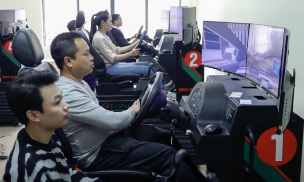 Learners use driving simulators. Photo by VnExpress/Loc Chung