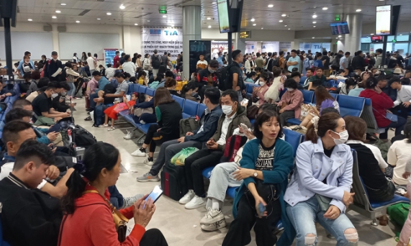 Customers wait for their delayed flights at Tan Son Nhat International Airport in Ho Chi Minh City on Feb. 3, 2024. Photo by VnExpress/Gia Minh