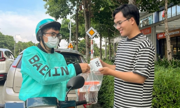 A Baemin driver make a delivery to a customer. Photo courtesy of Baemin Vietnam