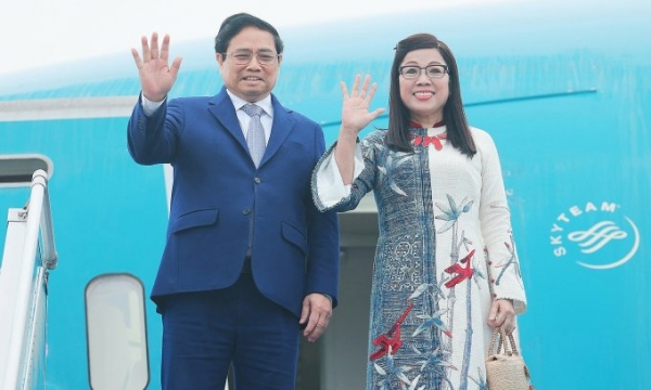 Prime Minister Pham Minh Chinh and his wife Le Thi Bich Tran at Hanoi's Noi Bai Airport on March 4, 2024. Photo by (사진=VnExpress/Duong Giang)