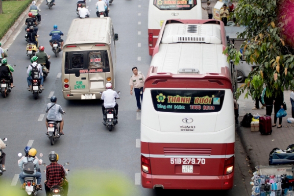 Xe khách Thành Bưởi đón khách trên đường Điện Biên Phủ, quận Bình Thạnh, khi chưa bị xử phạt, tháng 11/2022. Ảnh: Gia Minh