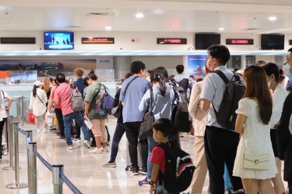 Passengers wait in line to complete customs procedures at Tan Son Nhat airport in Ho Chi Minh City. Photo by VnExpress/Mai Ha
