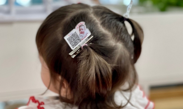 Anh Hang creates hairpins featuring QR codes for her children, facilitating the exchange of lucky money among parents for Tet 2024. Photo courtesy of Anh Hang