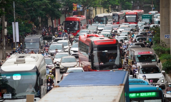 Vehicles are stuck in traffic in Hanoi. Photo by VnExpress/Pham Chieu