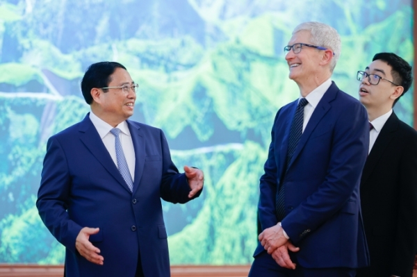 팀 쿡 애플 CEO “베트남 투자 확대 추진”…공급망 다각화 차원