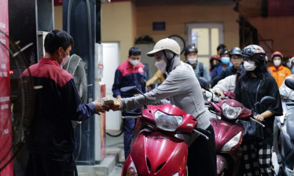 Customers wait for a refill at a fuel station in Hanoi. Photo by VnExpress/Ngoc Thanh