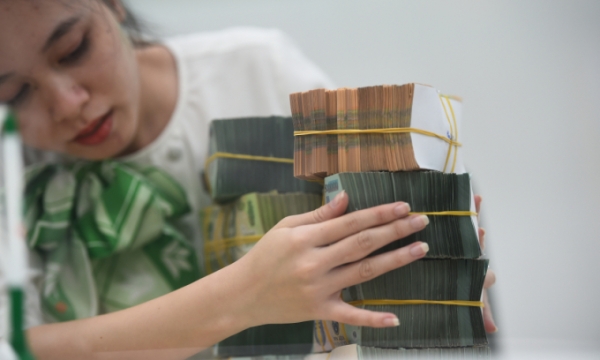 An employee counts Vietnamese banknotes at a bank in Hanoi. Photo by VnExpress/Giang Huy