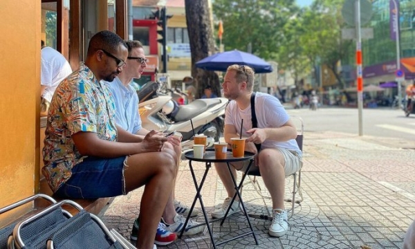 Foreigners drink coffee on a sidewalk in HCMC, October 2022. Photo by VnExpress/Khoa Lai